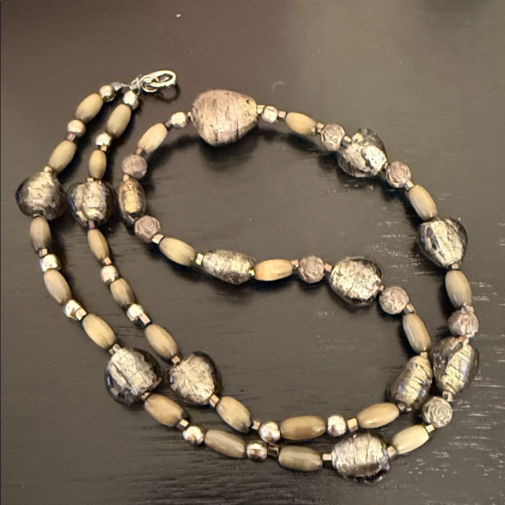Green Glass Beaded necklace Silver tone clasp - Picture 3 of 4